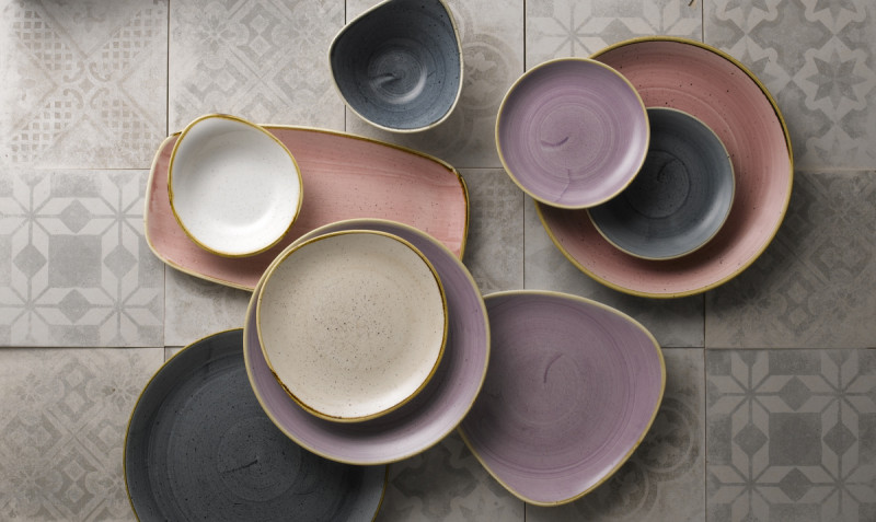 Assiette plate triangulaire Petal Pink porcelaine vitrifiée 22,9x22,9 cm Stonecast Petal Churchill