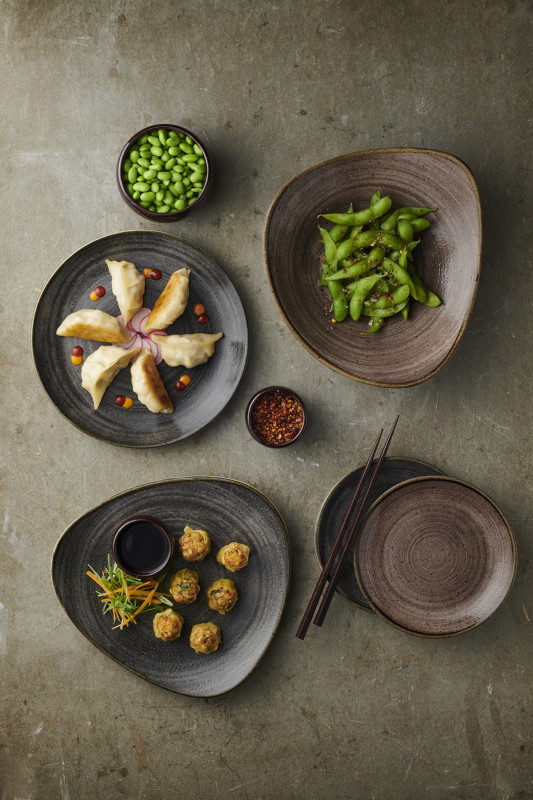 Assiette plate triangulaire Raw Black porcelaine vitrifiée 26,5x26,5 cm Stonecast Raw Churchill